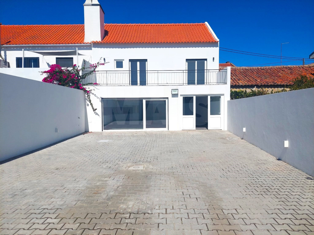 House T3+1 with patio, garage and annex in Atouguia da Baleia